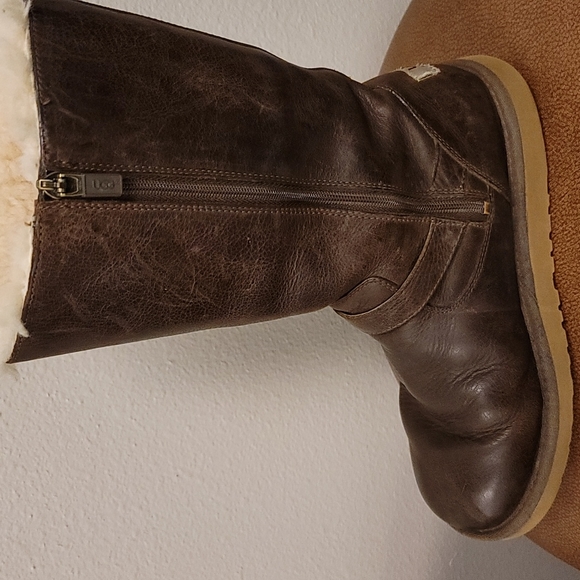 👢Authentic UGG Leather Boots - Picture 7 of 17